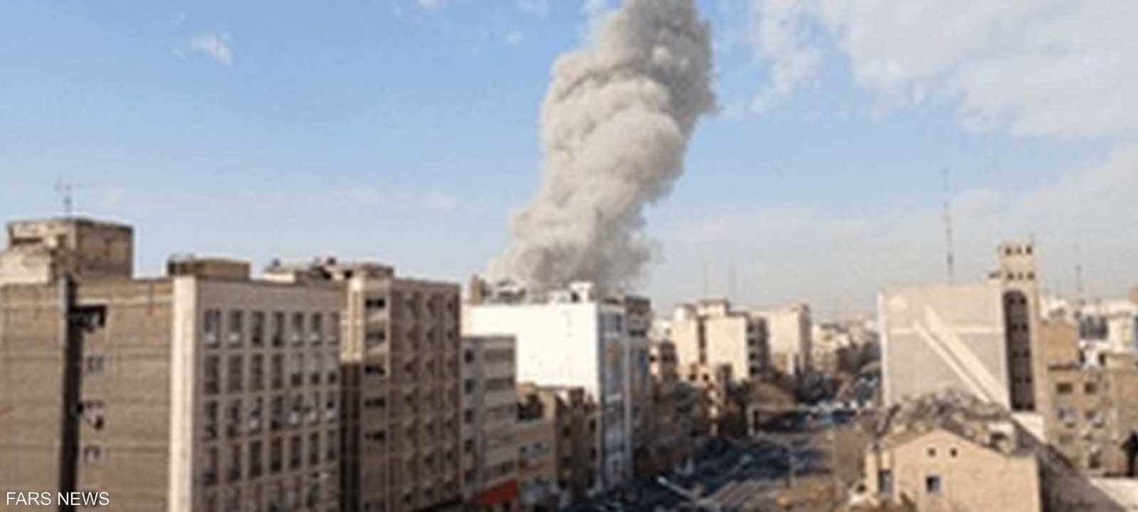 الدخان يتصاعد من مبنى في طهران