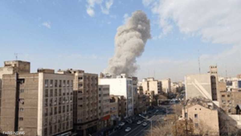 الدخان يتصاعد من مبنى في طهران