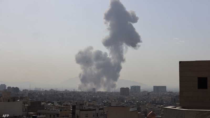 أعمدة الدخان تتصاعد من طهران