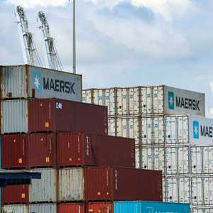 شركة ميرسك للشحن علقت رحلاتها عبر قناة السويس وباب المندب