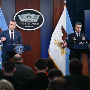 بيت ​هيغسيث دان كين في مؤتمر صحفي