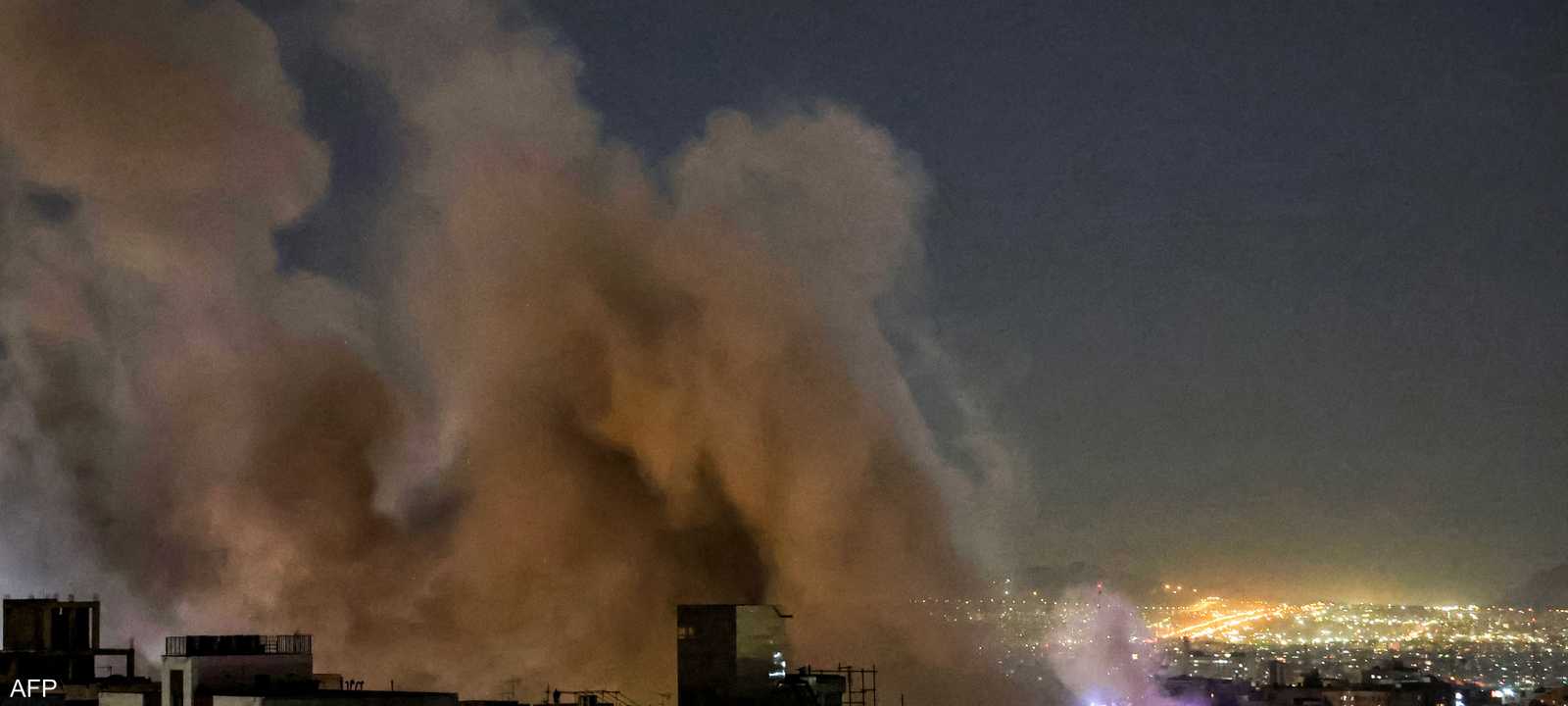 تصاعدت الدخان عقب ضربة صاروخية استهدفت مبنى في طهران