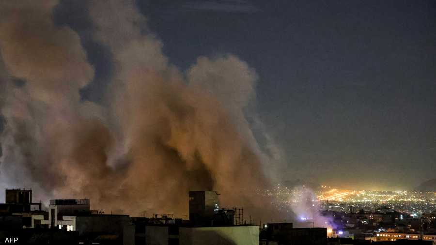 تصاعدت الدخان عقب ضربة صاروخية استهدفت مبنى في طهران