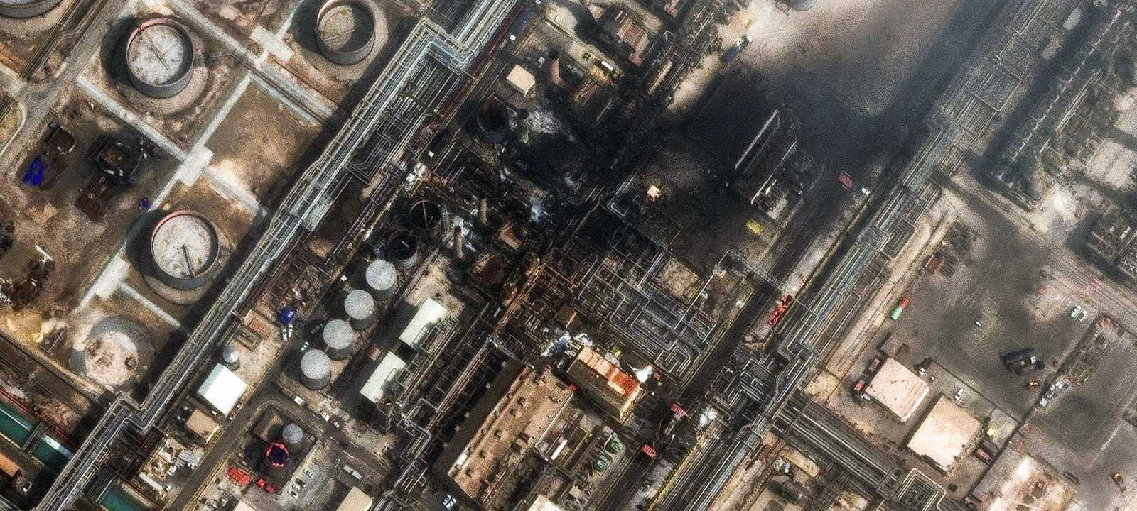 آثار استهداف مصفاة رأس تنورة