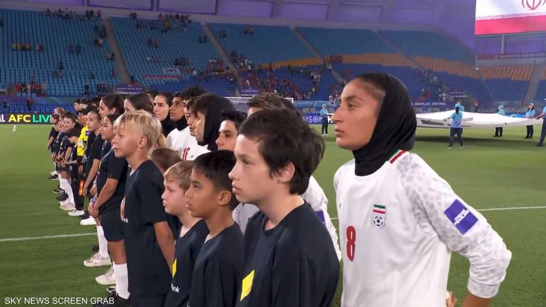 بالفيديو.. منتخب إيران للسيدات "يقاطع" النشيد الوطني