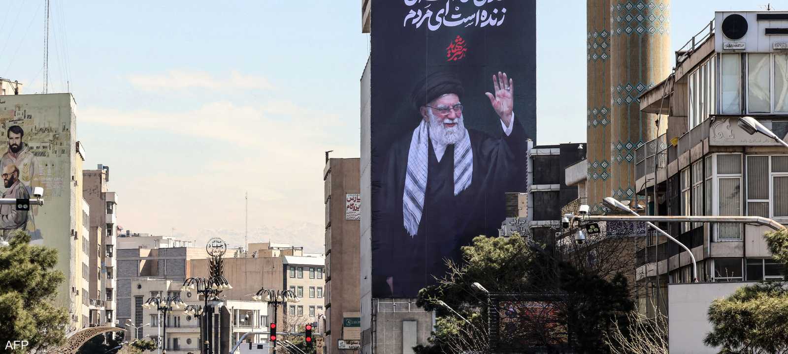 لوحة تحمل صورة خامنئي  وسط طهران