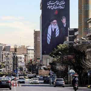 لوحة تحمل صورة خامنئي  وسط طهران