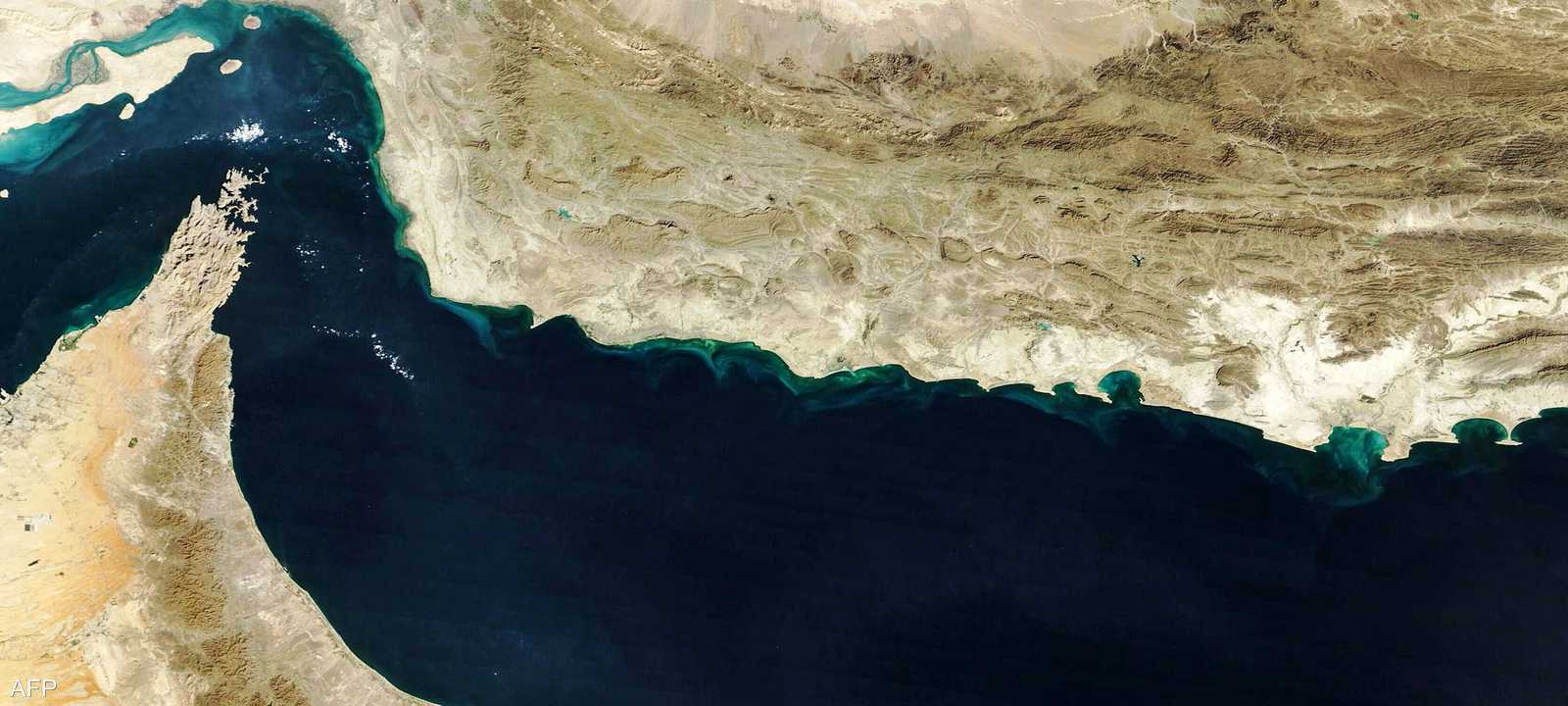 يحمل المضيق أهمية كبرى لتجارة النفط العالمية