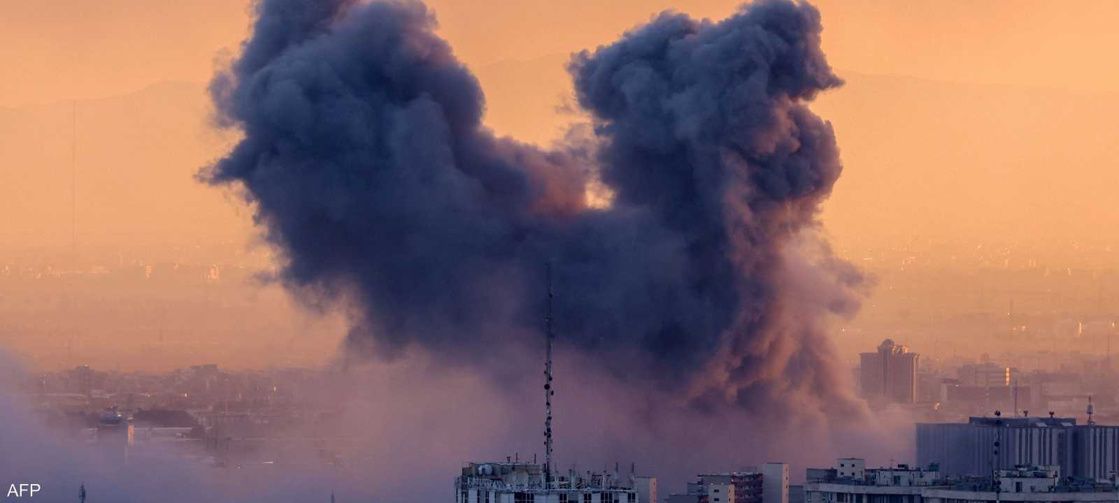 دخان عقب غارة جوية على العاصمة الإيرانية طهران