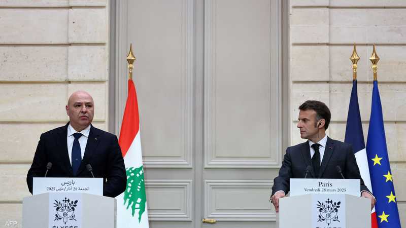 ماكرون (يمين الصورة) وجوزيف عون