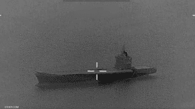 فيديو.. ضربة أميركية تشعل حاملة مسيرات إيرانية