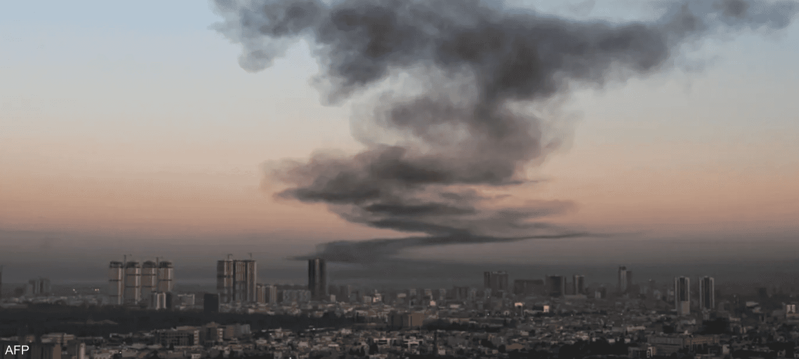 شوهدت أعمدة من الدخان تتصاعد من منطقة المطار.. أرشيفية