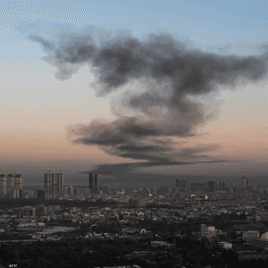 شوهدت أعمدة من الدخان تتصاعد من منطقة المطار.. أرشيفية