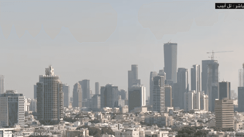 لحظة اعتراض رشقة صواريخ باليستية فوق تل أبيب