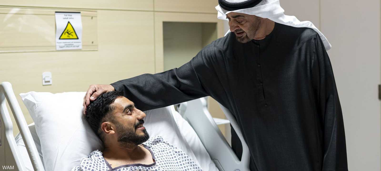 رئيس الإمارات يزور عددا من المصابين الذين يتلقون العلاج