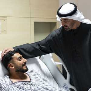 رئيس الإمارات يزور عددا من المصابين الذين يتلقون العلاج