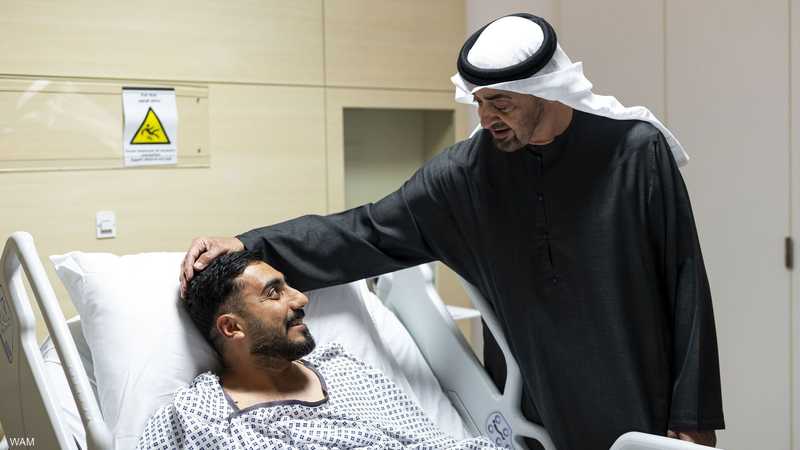 رئيس الإمارات يزور عددا من المصابين الذين يتلقون العلاج