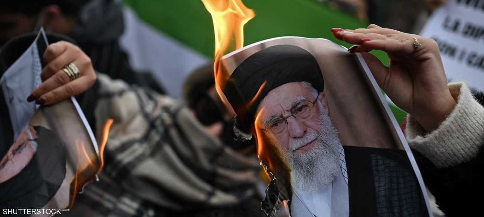 إيرانيون يحرقون صورة علي خامنئي.. أرشيفية