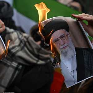 إيرانيون يحرقون صورة علي خامنئي.. أرشيفية