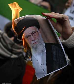 إيرانيون يحرقون صورة علي خامنئي.. أرشيفية