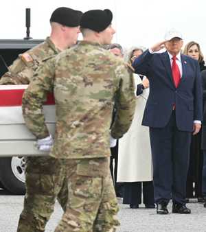 ترامب يحضر مراسم إعادة جثامين ستة جنود قتلوا في الشرق الأوسط