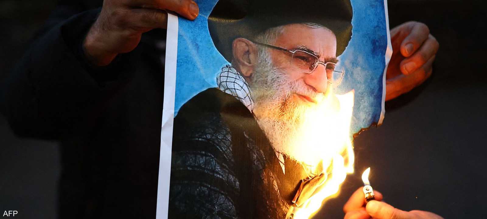 متظاهرون يحرقون صورة خامنئي.. أرشيفية
