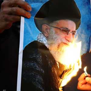 متظاهرون يحرقون صورة خامنئي.. أرشيفية
