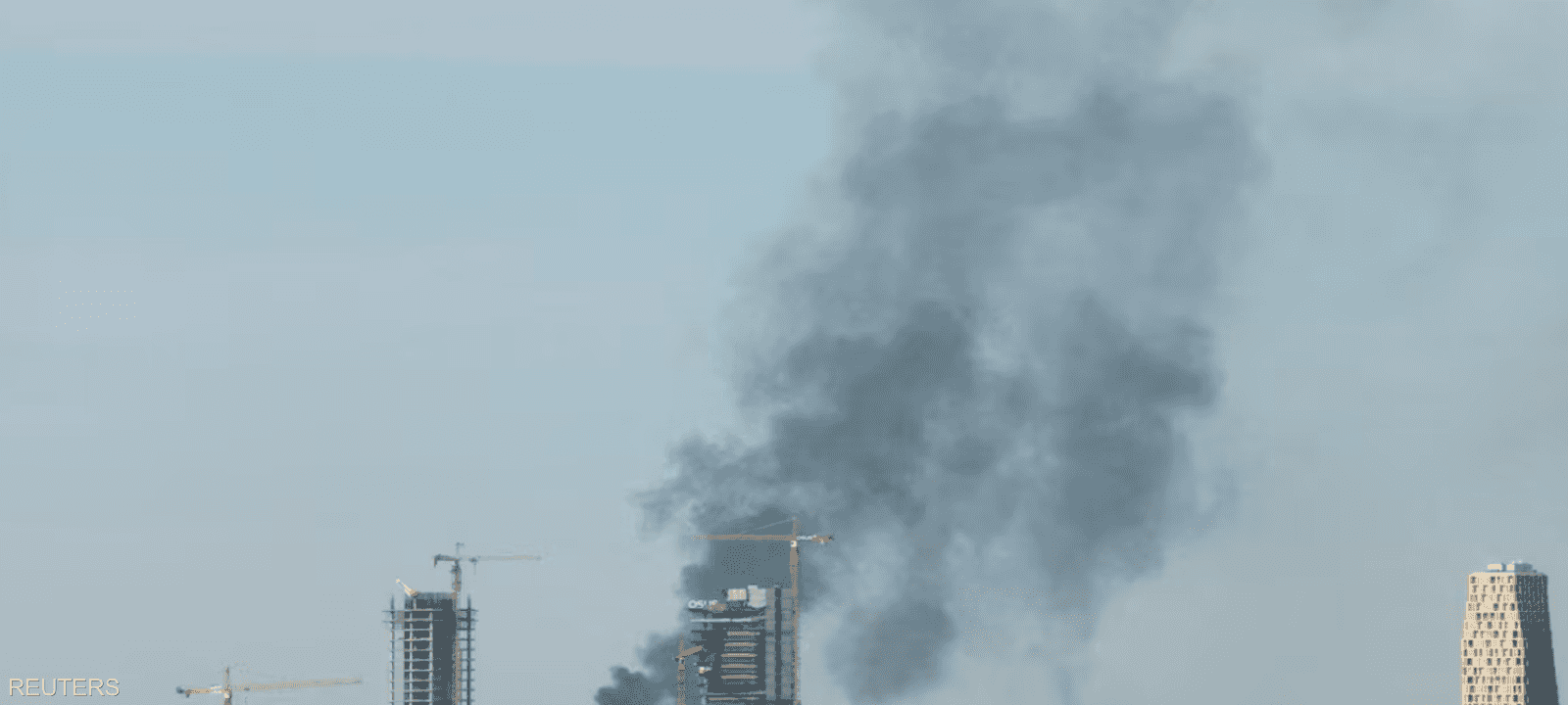 الدخان يتصاعد فوق العاصمة السعودية الرياض يوم 5 مارس