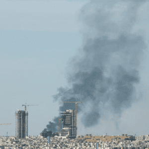 الدخان يتصاعد فوق العاصمة السعودية الرياض يوم 5 مارس