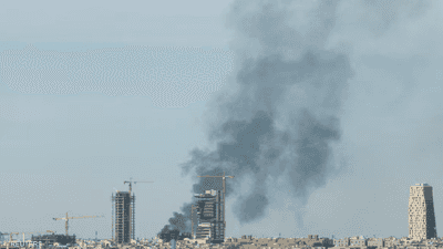 الدخان يتصاعد فوق العاصمة السعودية الرياض يوم 5 مارس