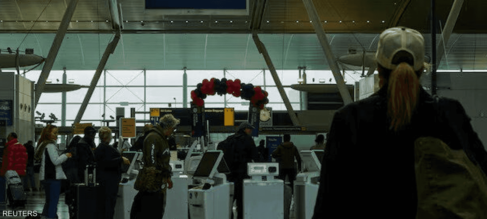 مسافرون في مطار جون كينيدي الدولي في مدينة نيويورك