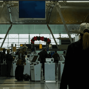 مسافرون في مطار جون كينيدي الدولي في مدينة نيويورك