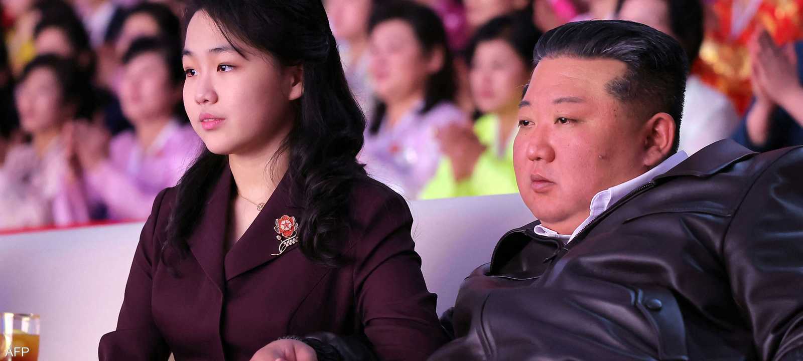 كيم جونغ أون برفقة ابنته كيم جو-إيه في الحفل الموسيقي
