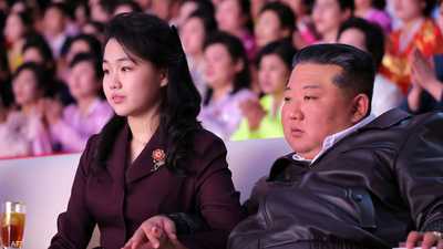 كيم جونغ أون برفقة ابنته كيم جو-إيه في الحفل الموسيقي