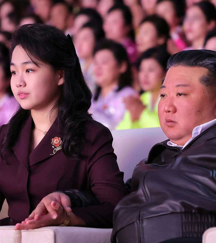 كيم جونغ أون برفقة ابنته كيم جو-إيه في الحفل الموسيقي