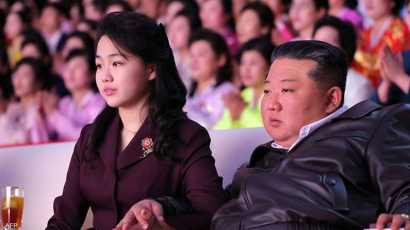 كيم جونغ أون برفقة ابنته كيم جو-إيه في الحفل الموسيقي