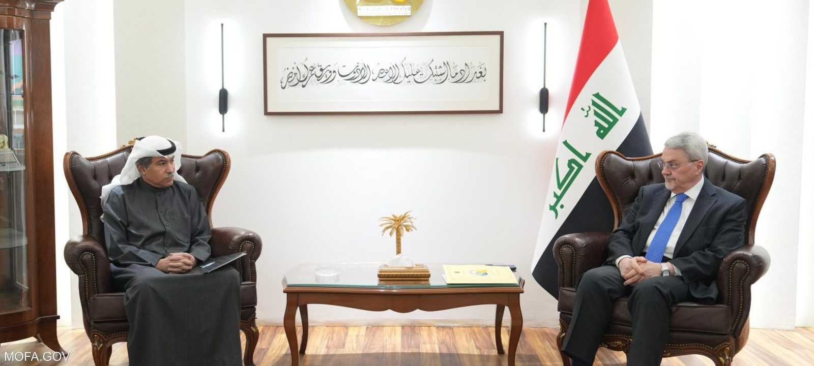 وكيل وزارة الخارجية العراقية (يمين) مع سفير دولة الكويت