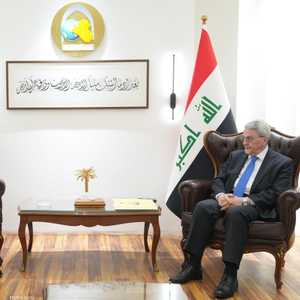 وكيل وزارة الخارجية العراقية (يمين) مع سفير دولة الكويت