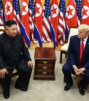 كيم جونغ أون (يسار الصورة) ودونالد ترامب