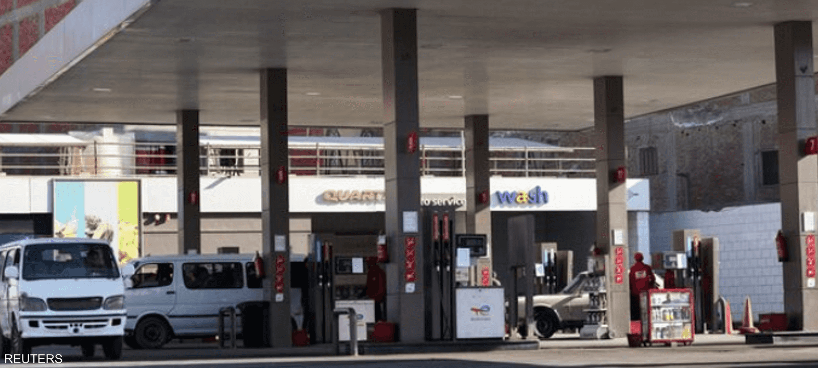 عمال داخل محطة وقود تابعة في القاهرة