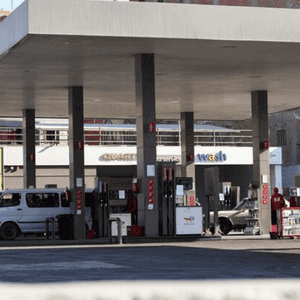 عمال داخل محطة وقود تابعة في القاهرة