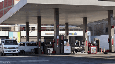 عمال داخل محطة وقود تابعة في القاهرة