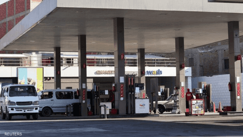 عمال داخل محطة وقود تابعة في القاهرة