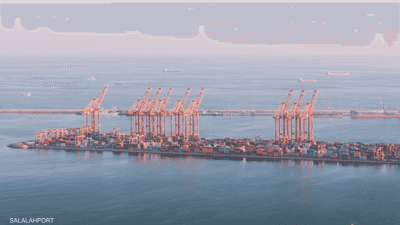 عمان.. طائرات مسيّرة تصيب خزانات وقود في ميناء صلالة