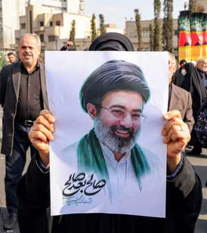 صورة لمجتبى بيد مناصري نظام الملالي