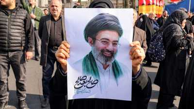 زميل دراسة يكشف شخصية نجل خامنئي: منافق ومهووس بنهاية العالم