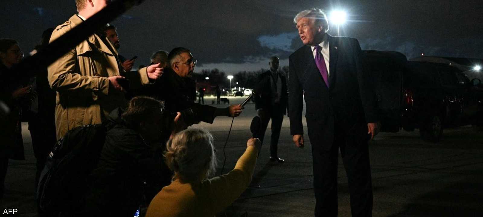 دونالد ترامب يتحدث للصحفيين