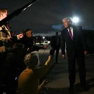 دونالد ترامب يتحدث للصحفيين