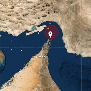 مقذوف مجهول يصيب سفينة شحن