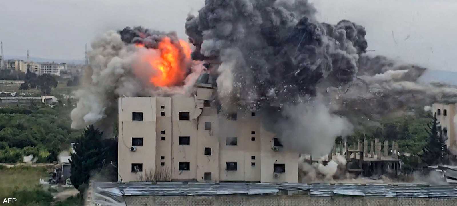 تصاعد النيران إثر غارة إسرائيلية على بلدة بجنوب لبنان